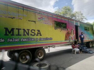 Clínica móvil brinda atención médica a pobladores del barrio Altagracia