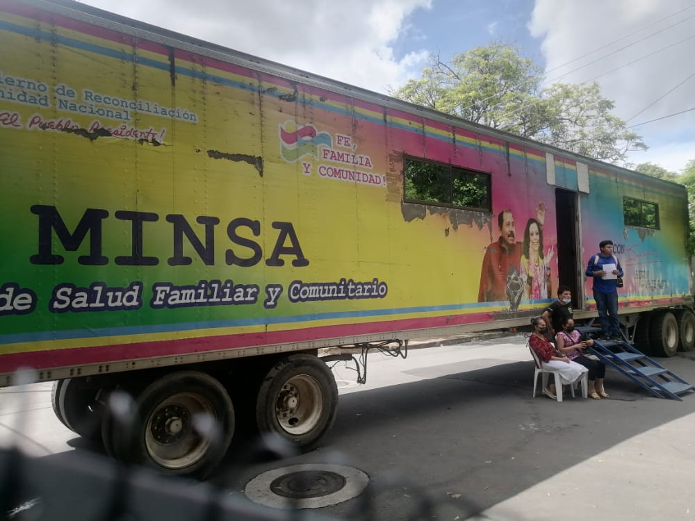 Clínica móvil brinda atención médica a pobladores del barrio Altagracia