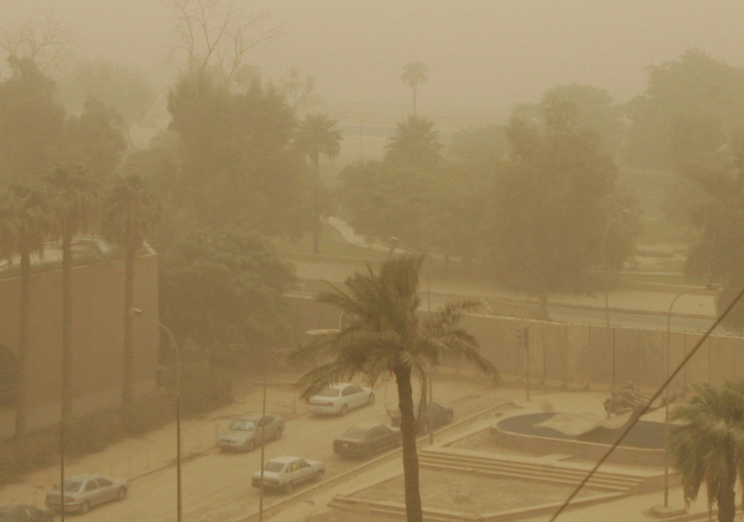 Al menos 1.000 personas sufren asfixia por una tormenta de arena en Irak