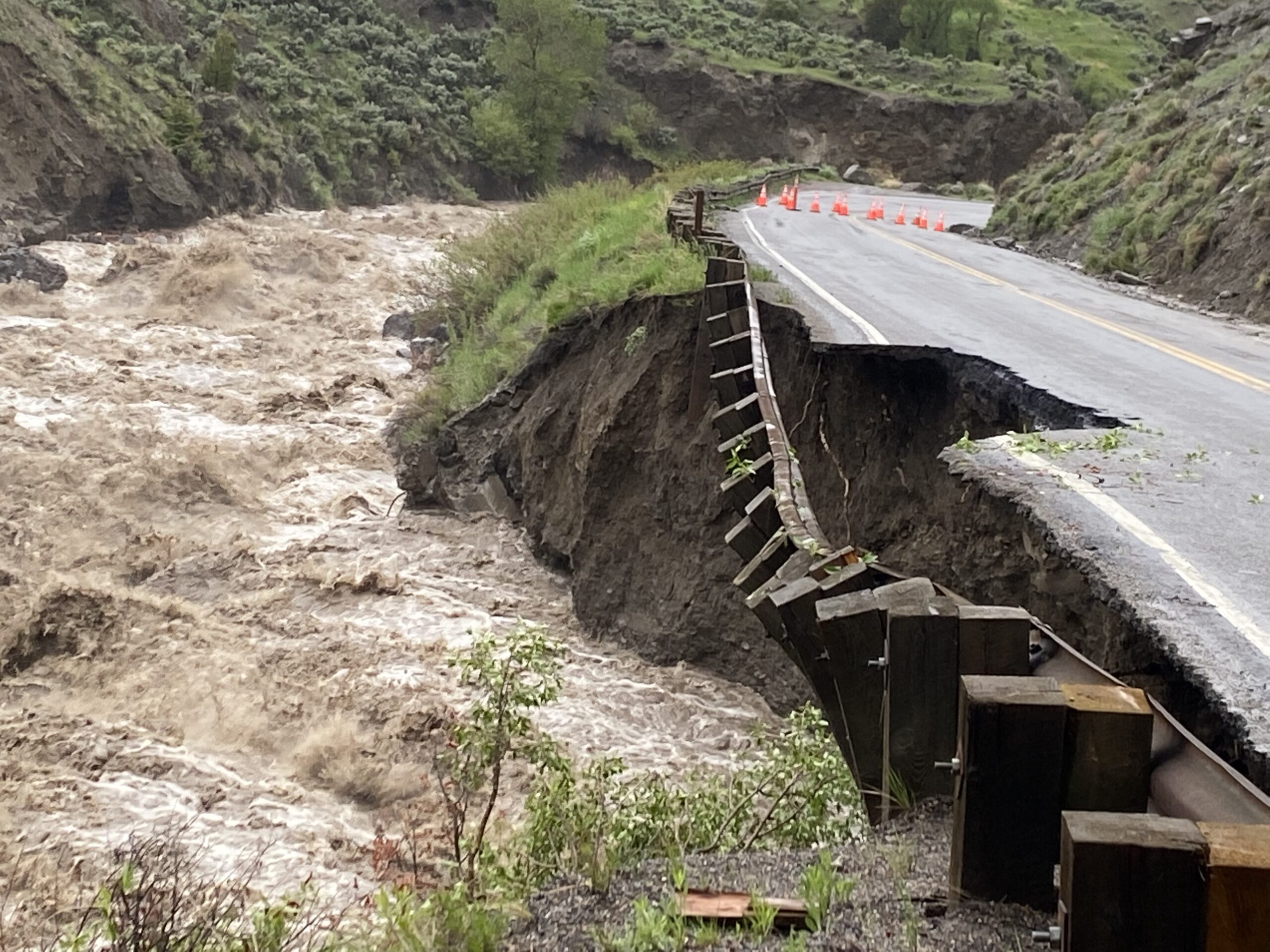 El parque Yellowstone cierra por primera vez en 34 años a causa de inundaciones y deslizamientos de rocas y tierra