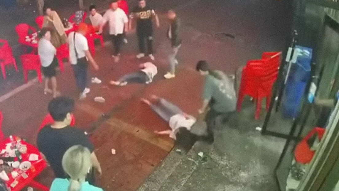 Un grupo de hombres golpea brutalmente a cuatro mujeres en un restaurante chino