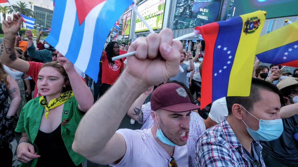 Decenas de personas protestan en Los Ángeles por exclusiones en Cumbre de las Américas