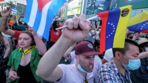 Decenas de personas protestan en Los Ángeles por exclusiones en Cumbre de las Américas