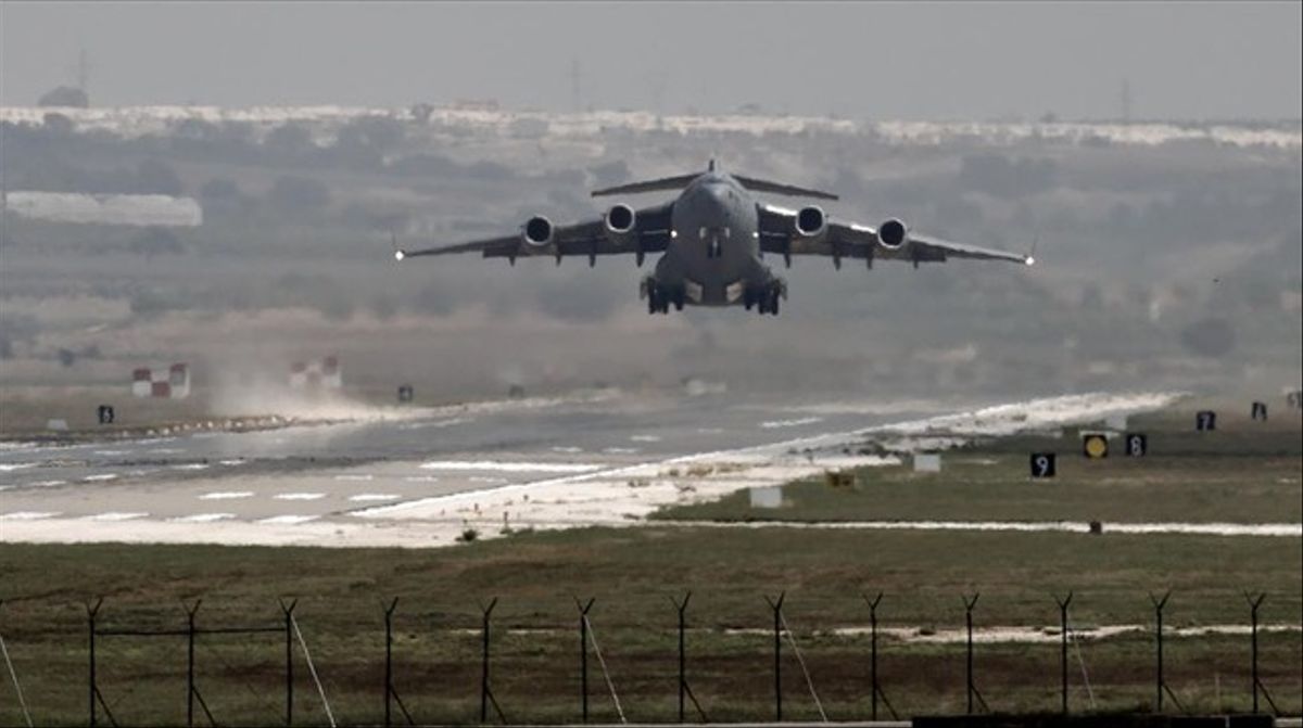Reportan cuatro muertos tras estrellarse avión militar en EE.UU.