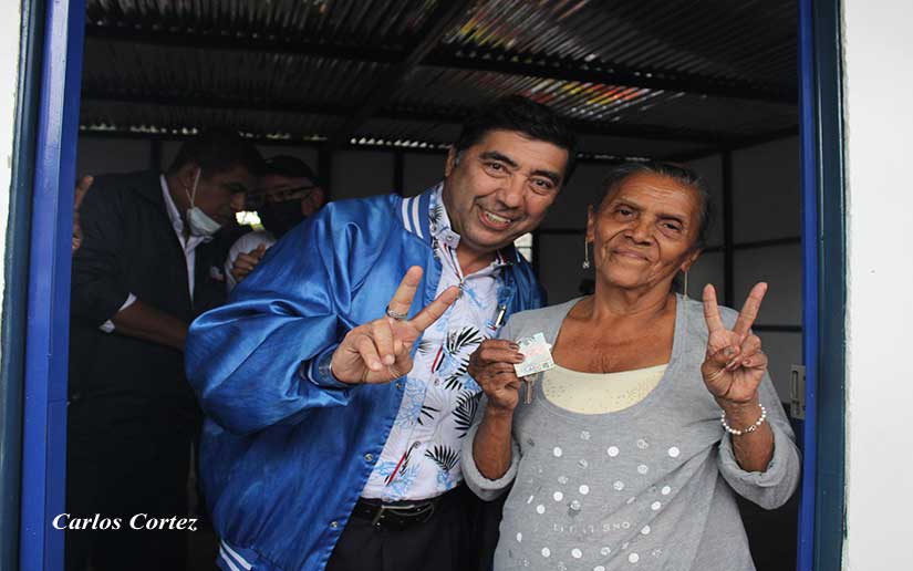 Pobladora del barrio Carlos Marx recibe las llaves de su vivienda digna en Managua