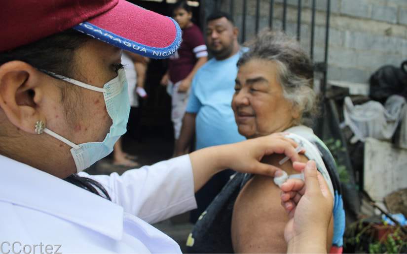 Inmunizan a más familias contra el Covid-19 en Managua