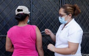 Galenos del Minsa continúan vacunando contra la Covid-19