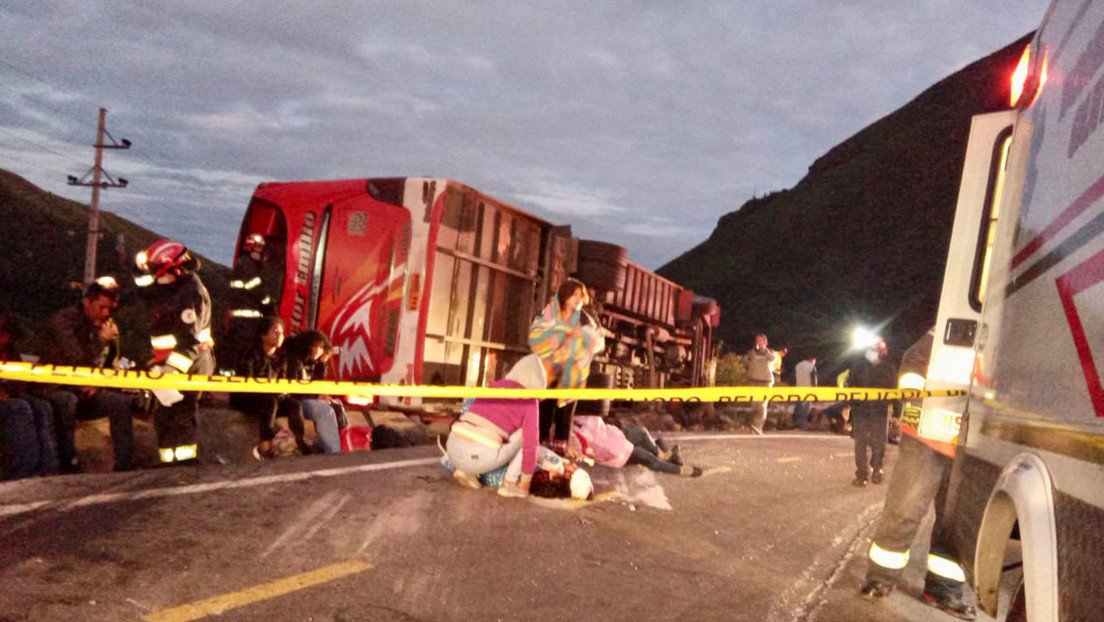 Mueren nueve personas tras volcarse un autobús en Ecuador