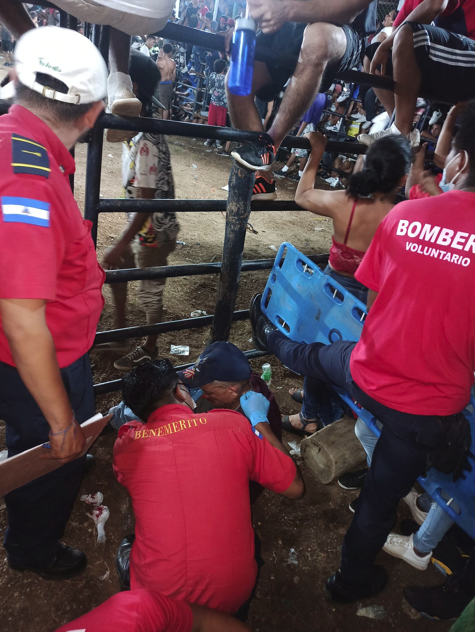 Toro deja herido a 4 hombres en una barrera en Granada