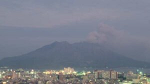 Alerta máxima en Japón por la erupción del volcán Sakurajima, en el oeste del país