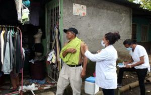 Minsa realiza vacunación contra el Coronavirus en la capital