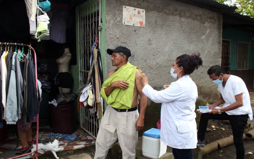 Minsa realiza vacunación contra el Coronavirus en la capital