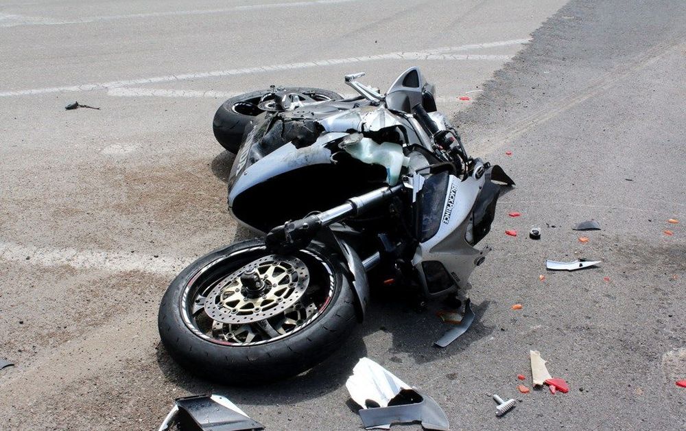 Motociclista fallece al estrellarse contra una rastra en Chinandega