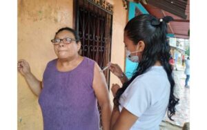 300 viviendas son visitadas durante jornada de vacunación en la capital