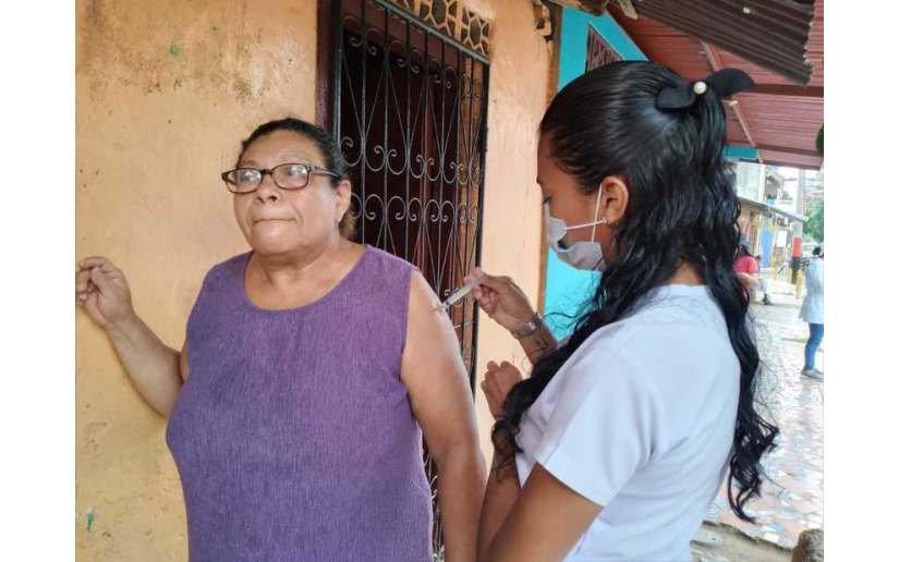 300 viviendas son visitadas durante jornada de vacunación en la capital