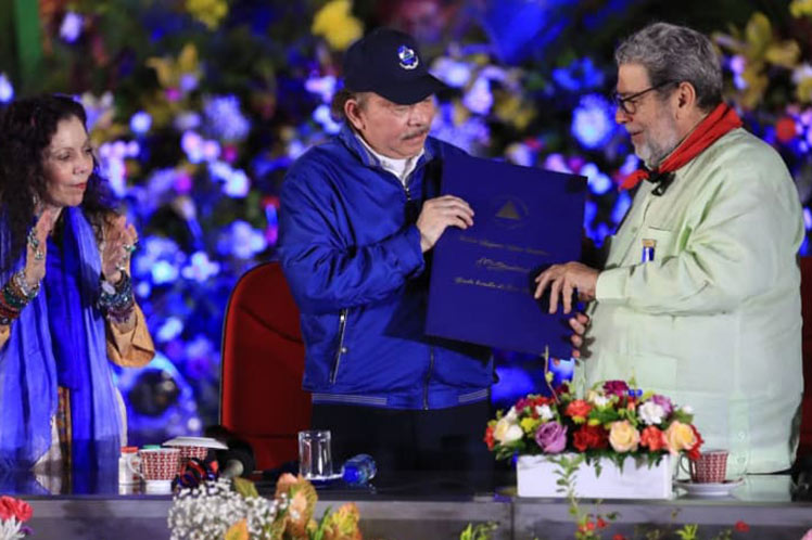 Nicaragua otorga alta distinción a primer ministro de San Vicente y Las Granadinas