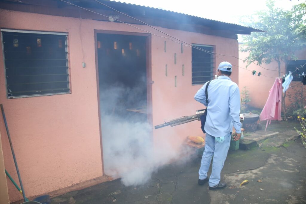 Realizan intensa jornada de fumigación en el barrio Camilo Ortega