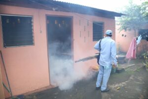 Realizan intensa jornada de fumigación en el barrio Camilo Ortega