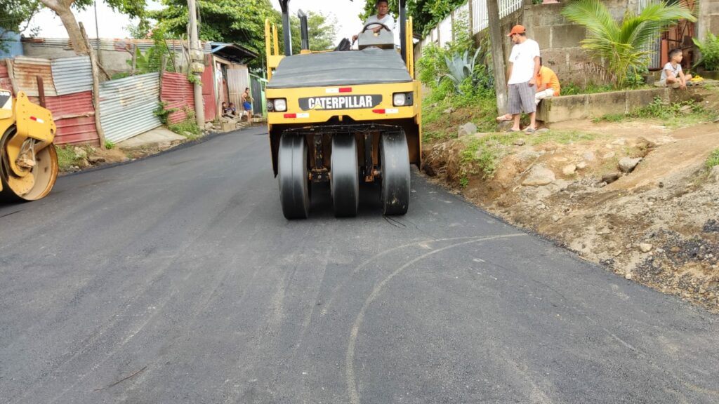 Construyen nueve cuadras de revestimiento asfáltico en Managua