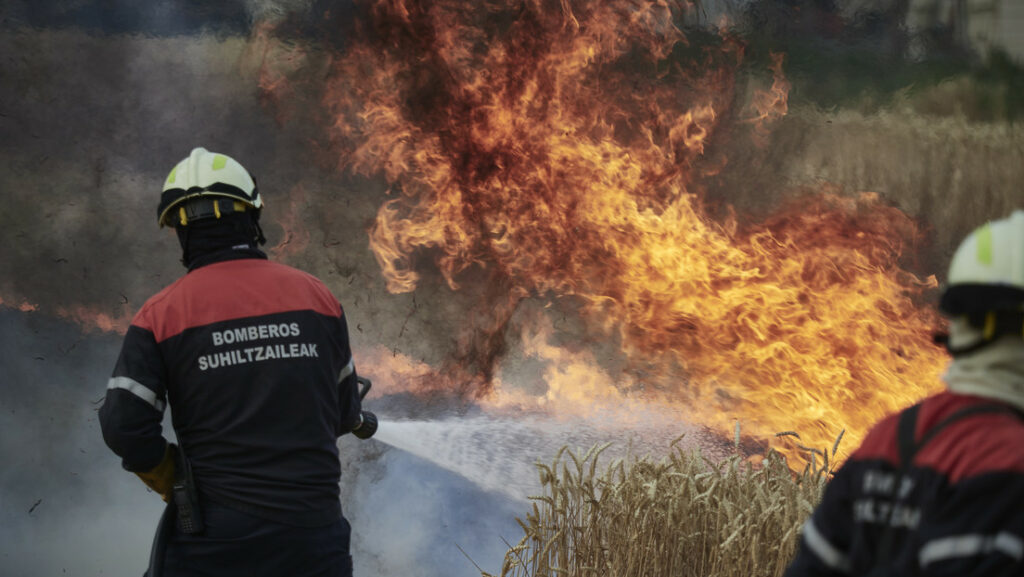 Los incendios arrasan España en medio de una inédita ola de calor que deja ya 360 muertos