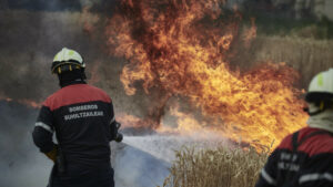 Los incendios arrasan España en medio de una inédita ola de calor que deja ya 360 muertos