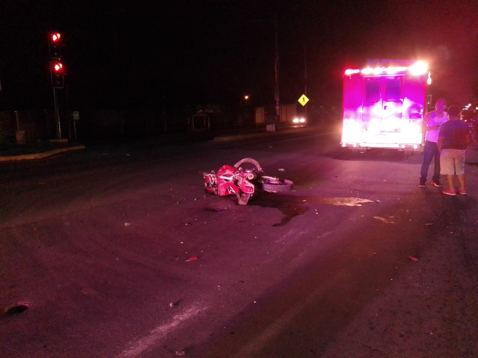 Motociclista fallece tras estrellarse contra un taxi en carretera a Masaya