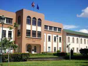 Pacientes con Covid 19 saturan el hospital San Juan de Dios en Costa Rica