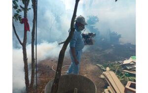 Fumigan y abatizan viviendas del barrio Javier Cuadra en Managua