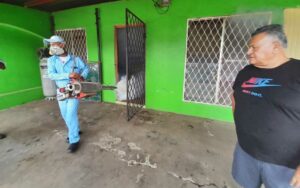Fumigan y abatizan viviendas del barrio Waspan Norte
