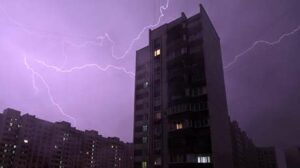 Un muerto y al menos 10 heridos tras una tormenta eléctrica con fuertes lluvias en Moscú