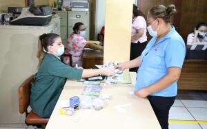 Continúan otorgando el pago adelantado a servidores públicos