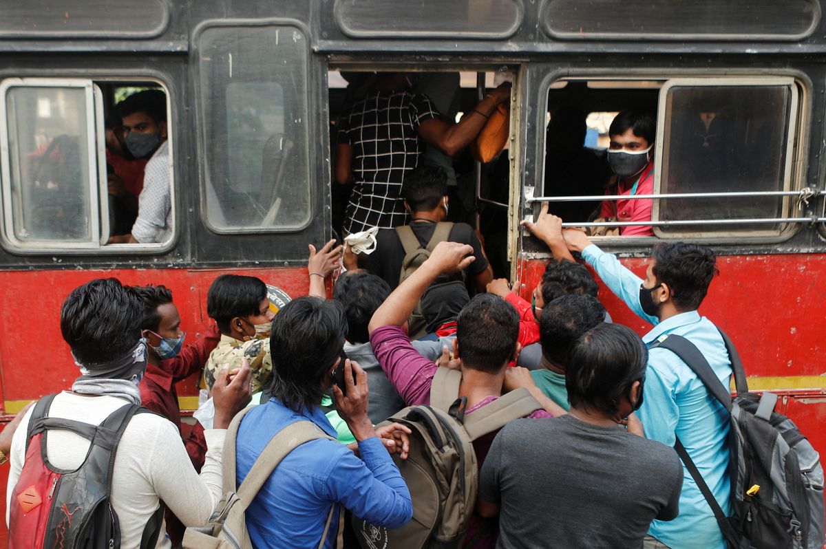 Al menos 16 personas mueren al caer un autobús a un barranco en India