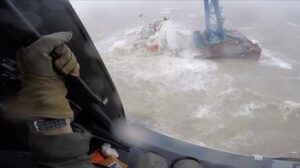 Un buque con 30 tripulantes a bordo se parte en dos cerca de Hong Kong tras ser golpeado por fuertes olas creadas por el tifón Chaba