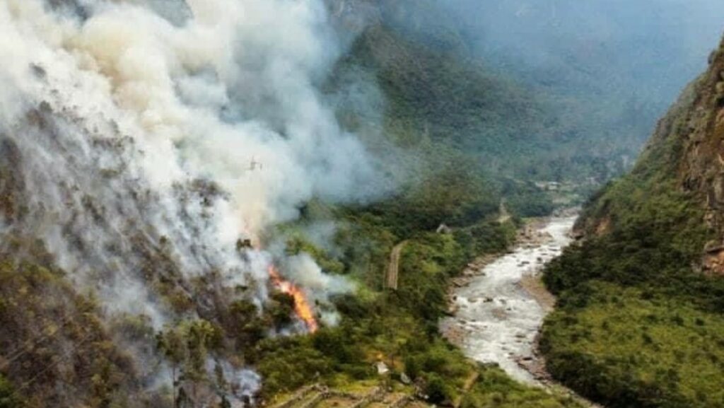 Bomberos peruanos logran controlar el 90 % de un incendio registrado en el parque arqueológico de Machu Picchu