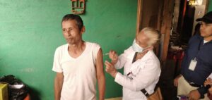 Brigadistas inmunizan a familias del barrio Jorge Casally contra el Coronavirus