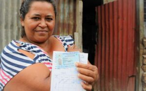 Familias del barro Adolfo Reyes son vacunadas contra el Coronavirus