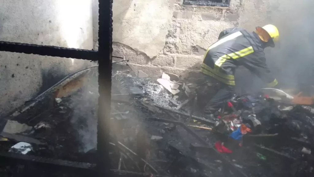 Voraz incendio deja cuantiosos daños materiales en una vivienda en Río Coco