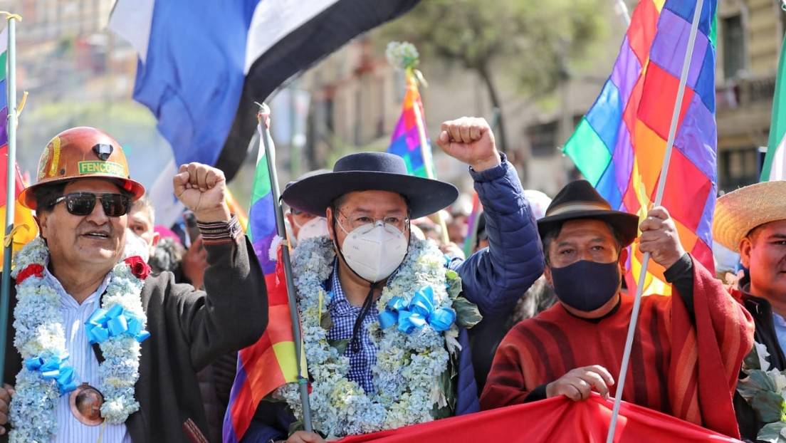 Luis Arce y Evo Morales encabezan una multitudinaria marcha “en defensa de la democracia”
