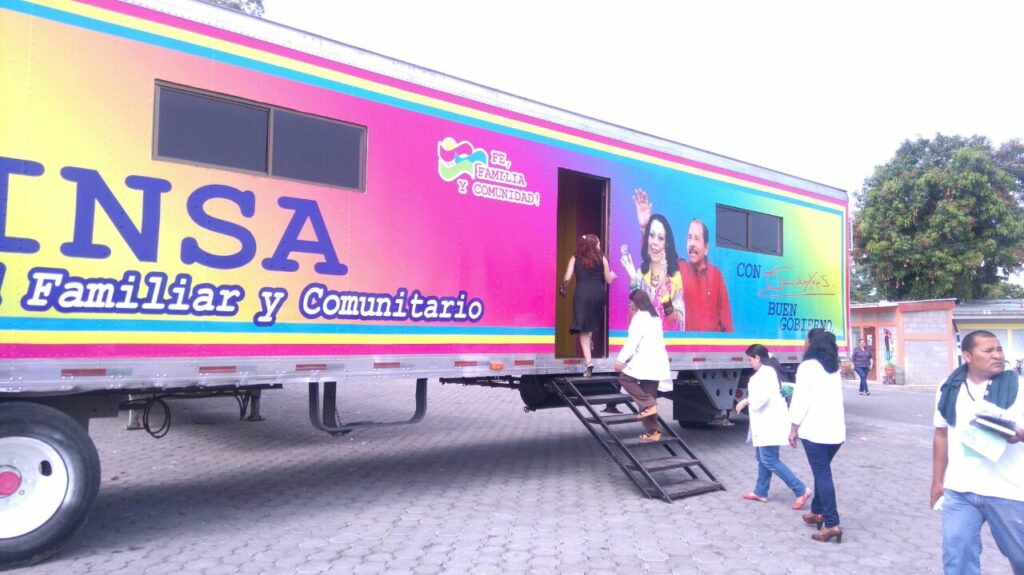 Pobladores capitalinos son atendidos en las clínicas móviles del Minsa