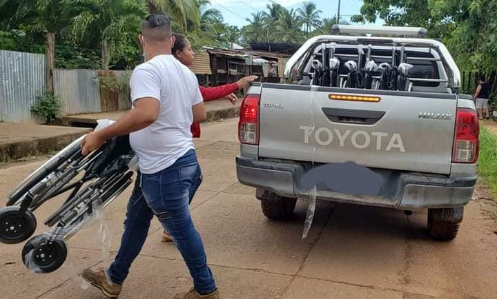 Promotoría Solidaria entrega sillas en el Caribe Norte