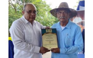 Educador Orlando Pineda recibe reconocimiento de la Unesco