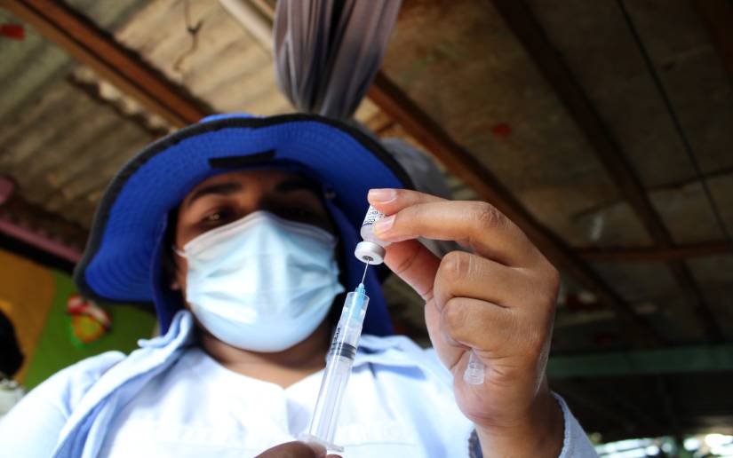 Familias del barrio 18 de mayo se vacunan contra el Coronavirus