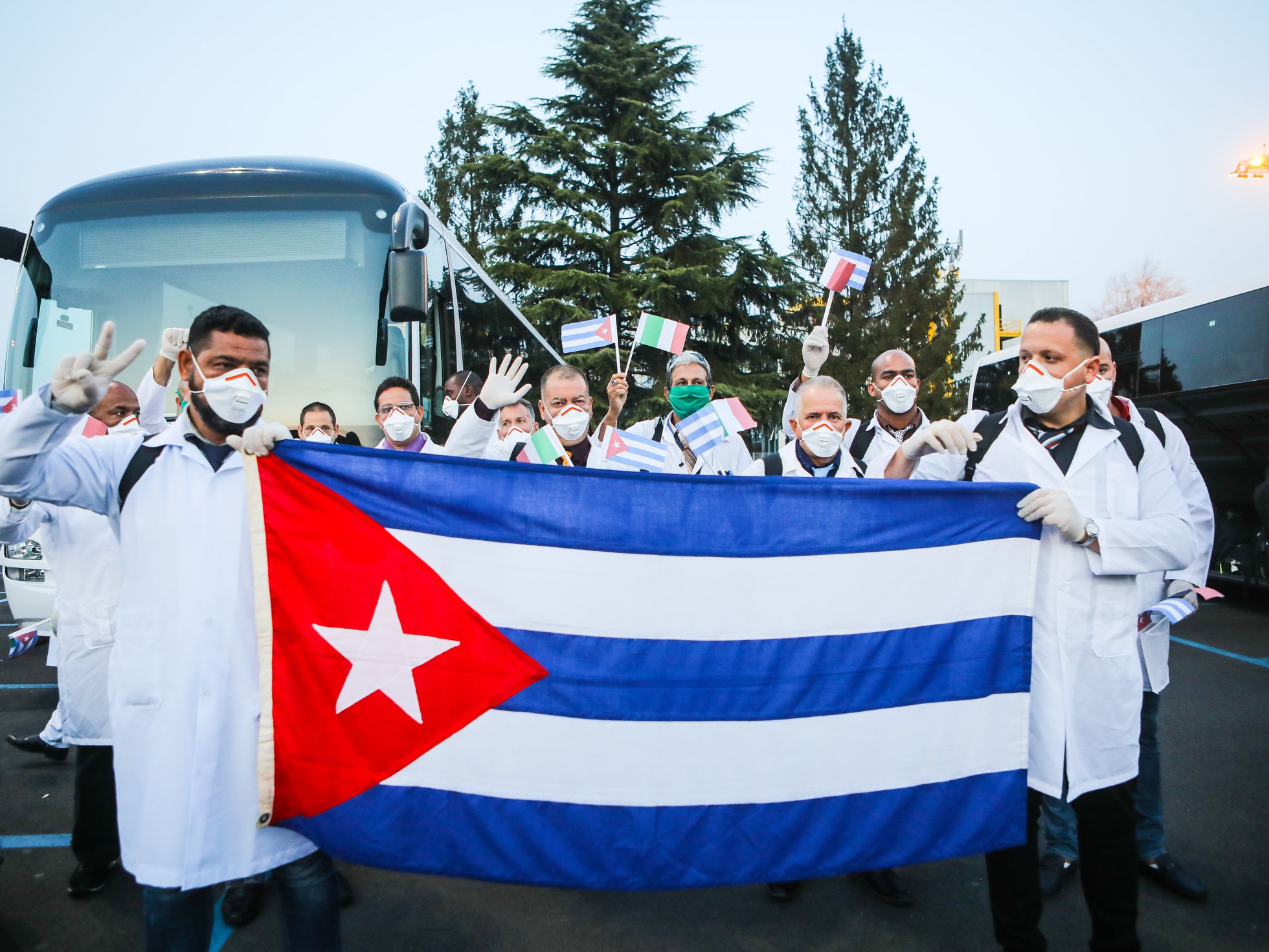 Casi 500 médicos cubanos suplirán por un tiempo la escasez de personal en el sur de Italia