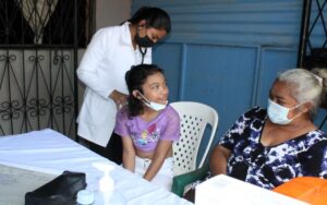 Habitantes del barrio Naciones Unidas son atendidos en feria de salud