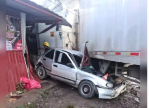 Vehículo queda reducido a chatarra tras ser impactado por un furgón en Estelí
