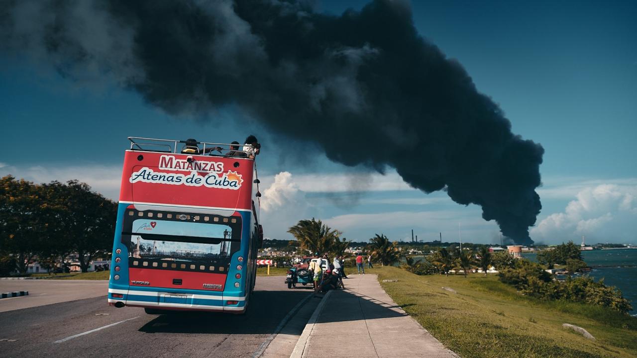 Explota un cuarto tanque de combustible en la ciudad cubana de Matanzas y el clima dificulta las labores de extinción del fuego