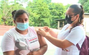 Galenos inoculan a pobladores del barrio Camilo Chamorro en la capital