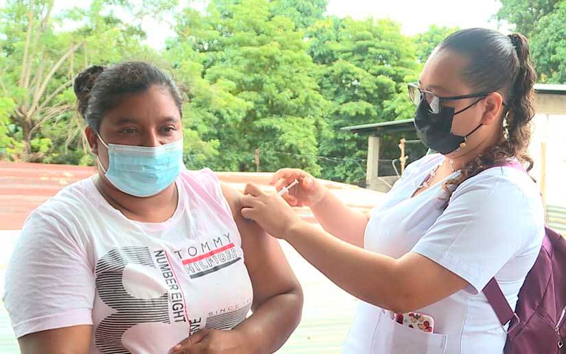 Galenos inoculan a pobladores del barrio Camilo Chamorro en la capital