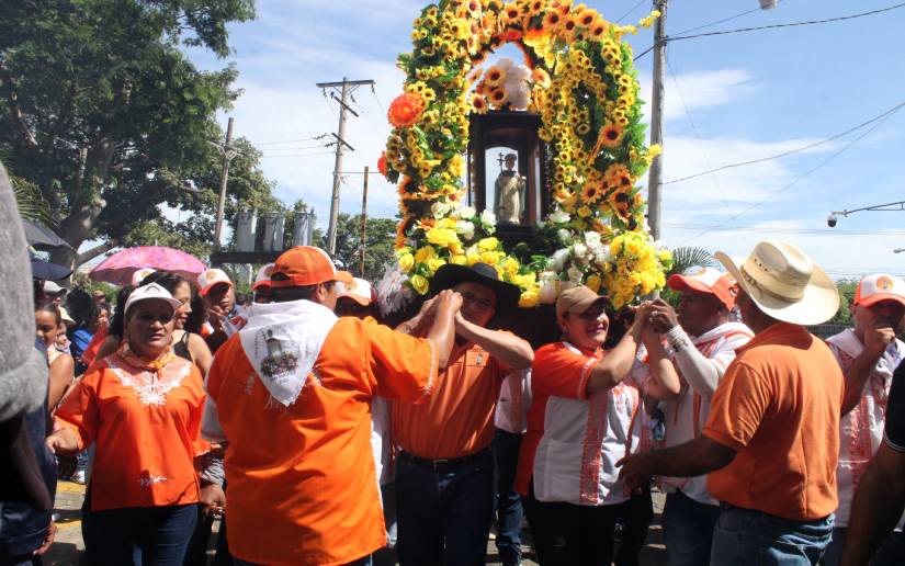 Promesantes festejan la fiesta de Santo Domingo de Abajo