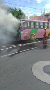 Problemas eléctricos dejan reducido a cenizas un bus de la 104